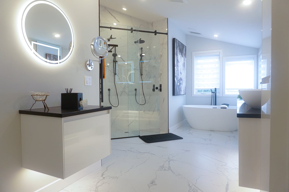 Salle de bain avec douche sur mesure et grand bain