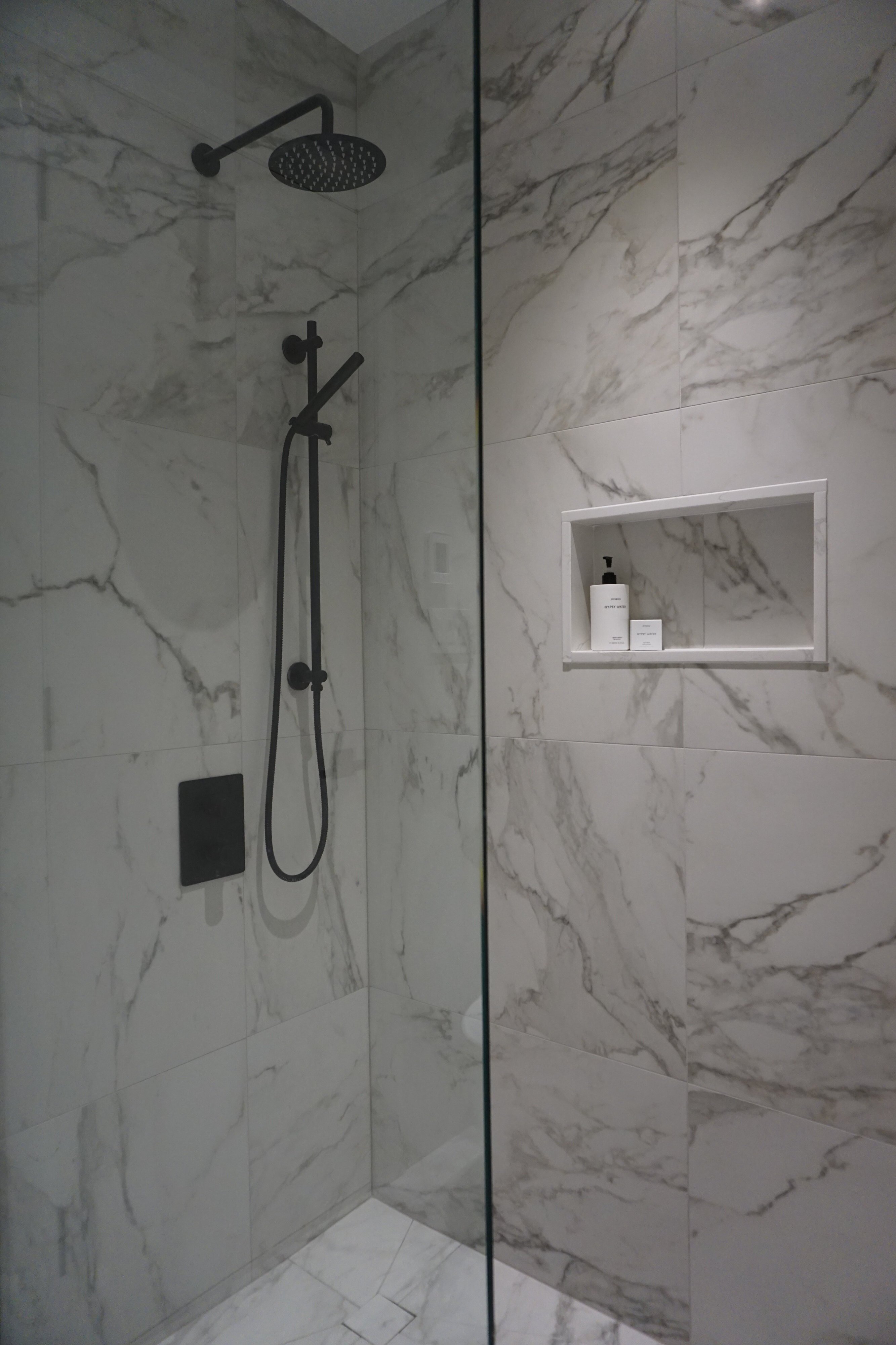 Douche sur mesure en céramique