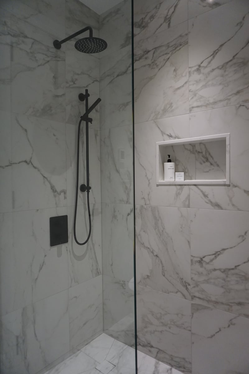 Douche sur mesure en céramique