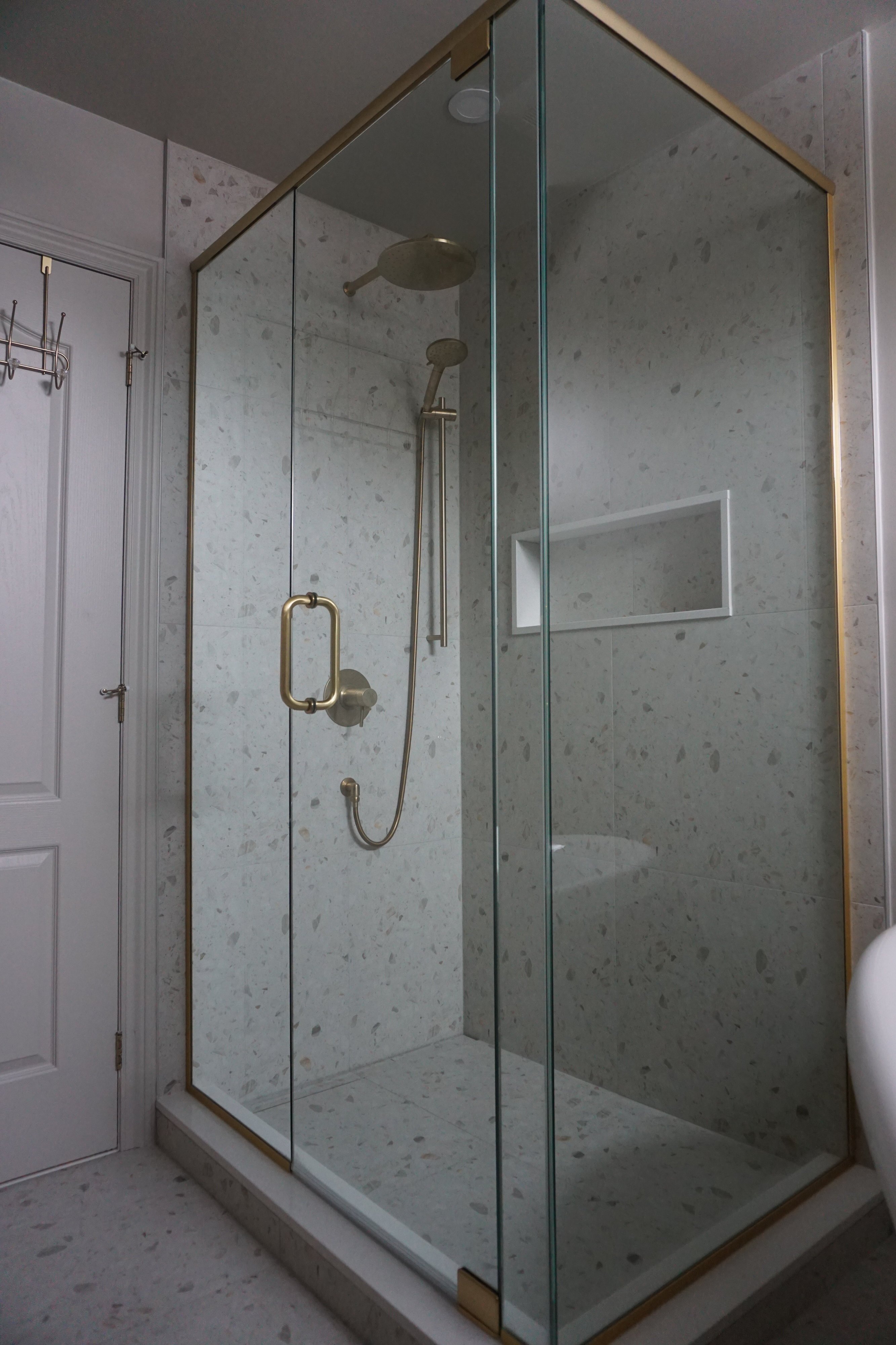 Grande douche vitrée avec murs en céramique