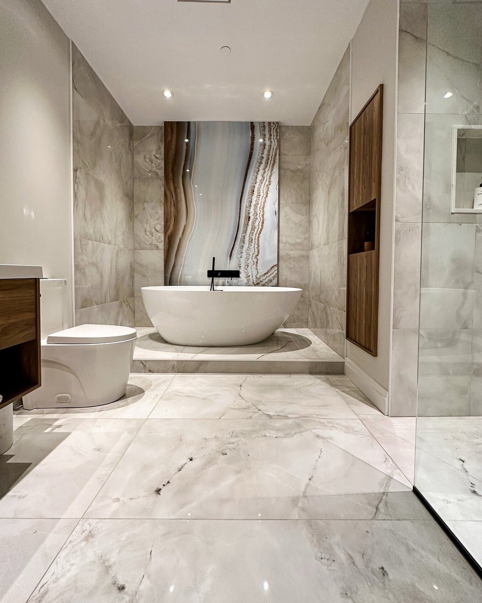 Grande salle de bain avec planchers et murs en céramique de luxe